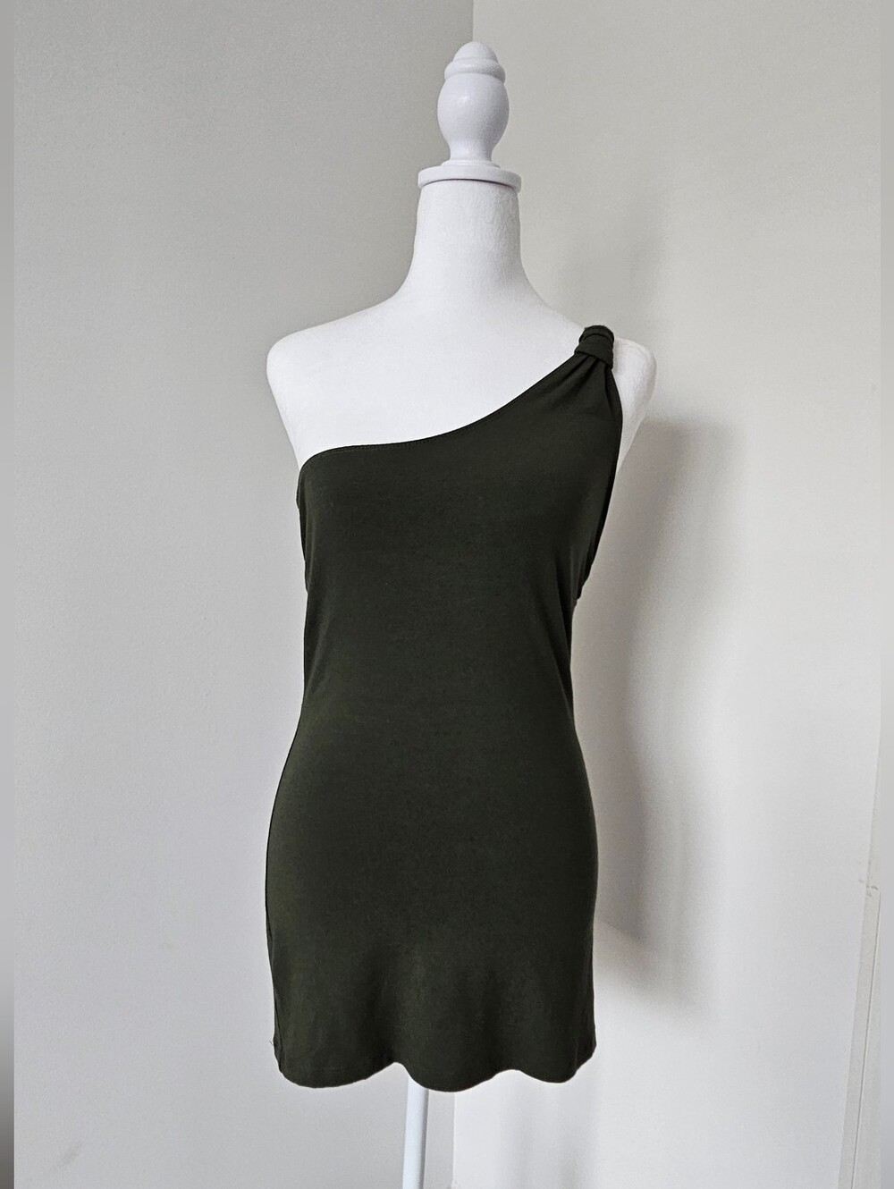 Arden B One-Shoulder Olive Top M